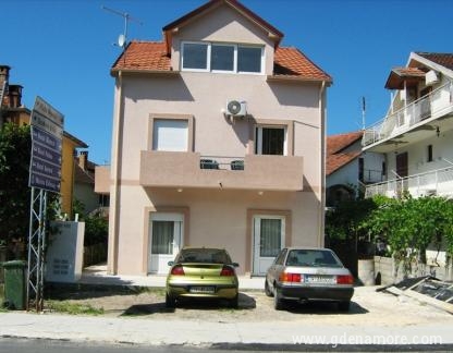 Апартаменти Тиват Музика (център), частни квартири в града Tivat, Черна Гора